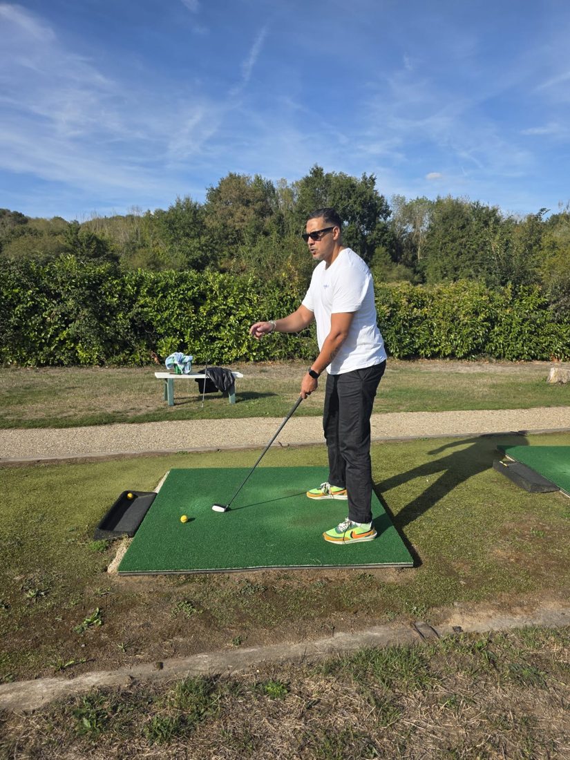 Youssef au golf, en position avant le swing